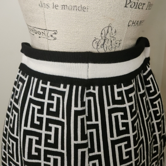 Black & White Grecian Highwaist Knit Pants - Picture 4 of 5